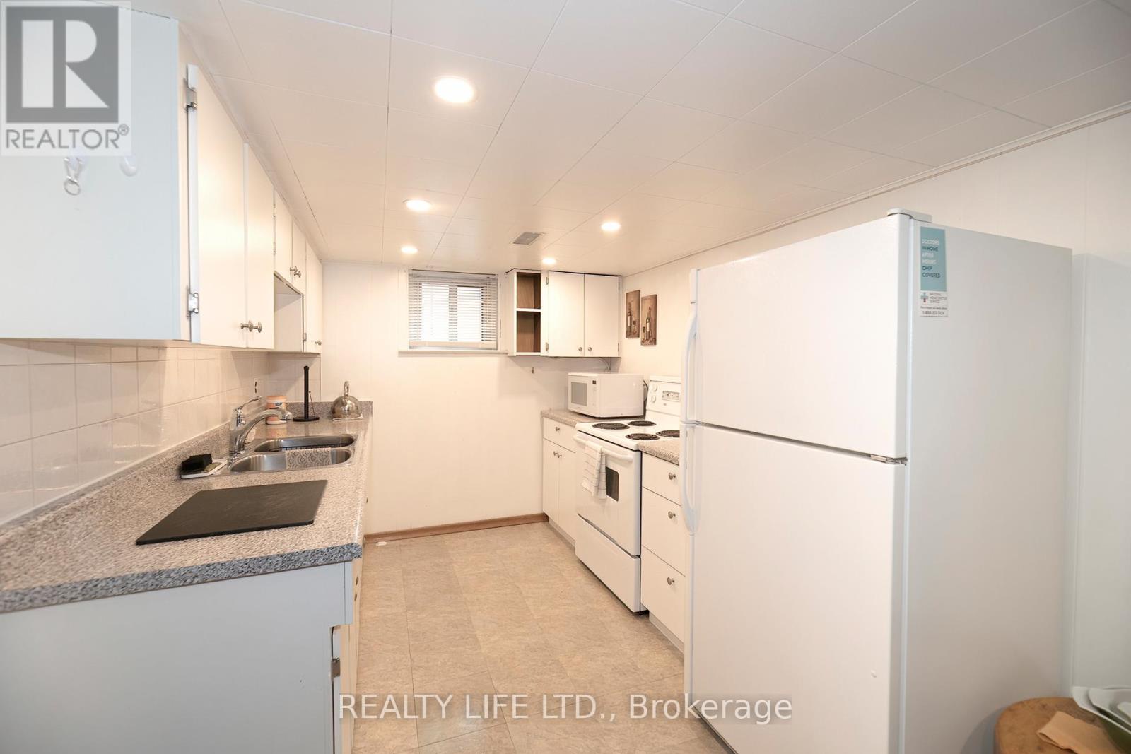 24 Battersea Crescent, Toronto (maple Leaf), Ontario