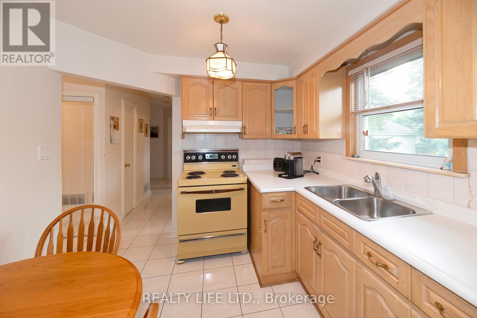 24 Battersea Crescent, Toronto (maple Leaf), Ontario