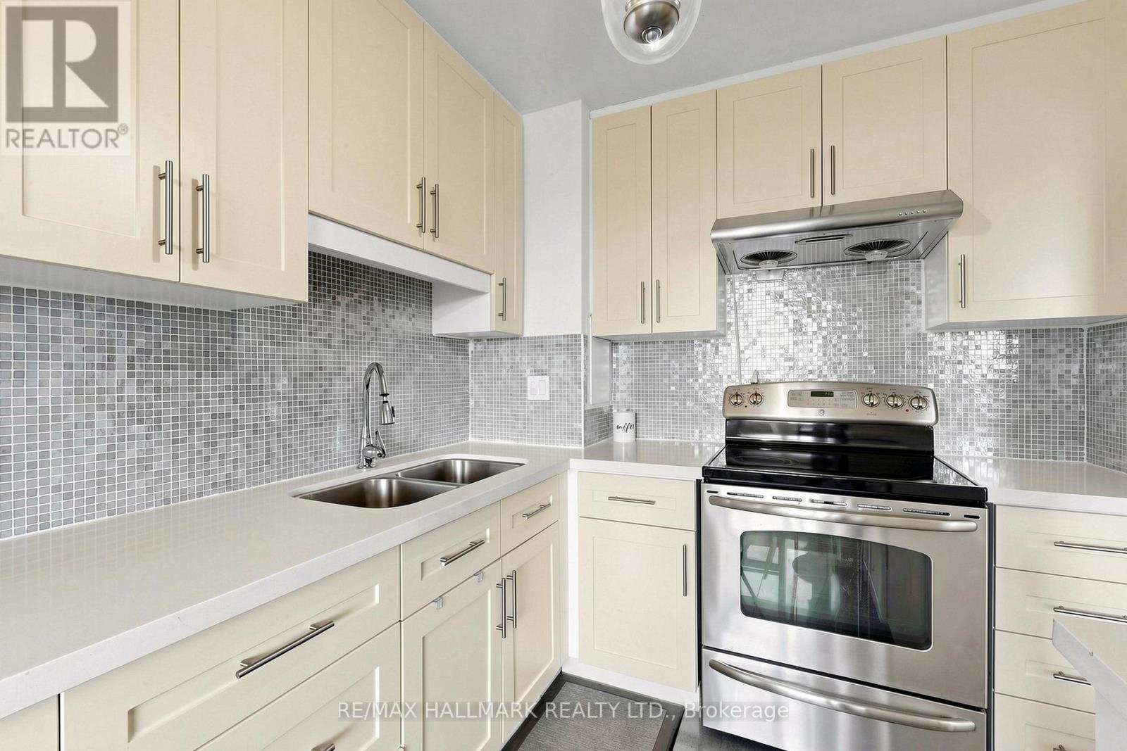 701 - 100 Leeward Glenway, Toronto (flemingdon Park), Ontario