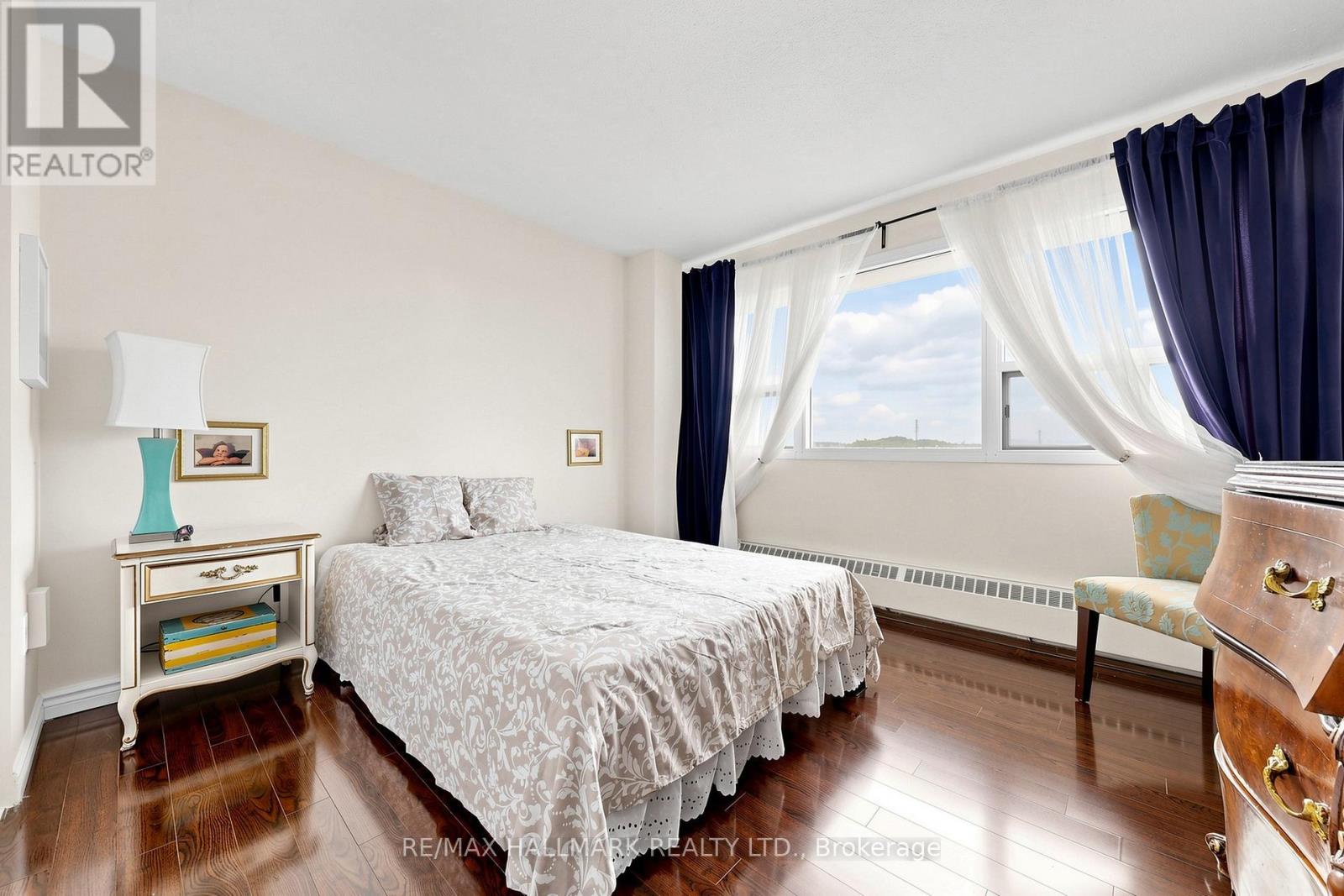701 - 100 Leeward Glenway, Toronto (flemingdon Park), Ontario