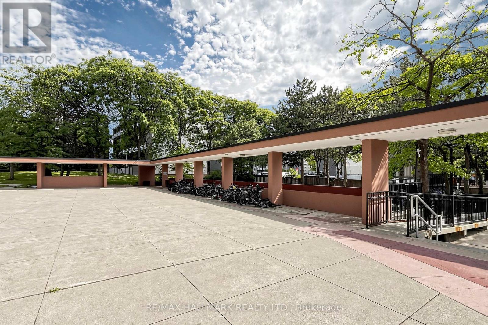 701 - 100 Leeward Glenway, Toronto (flemingdon Park), Ontario