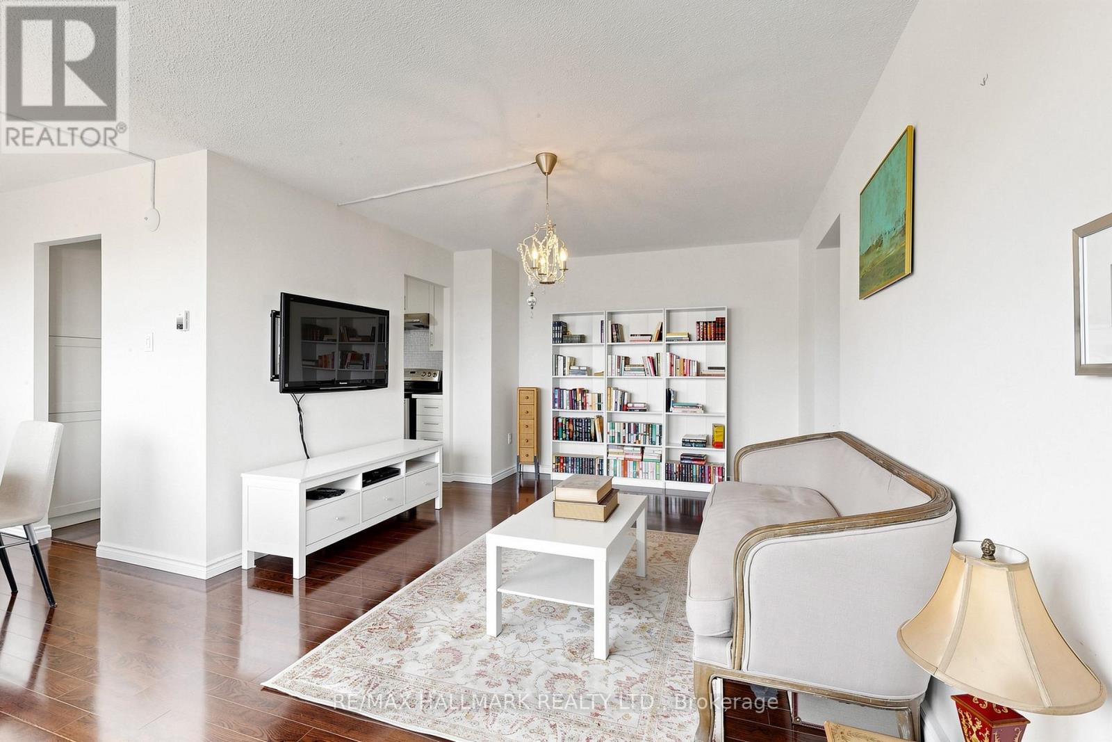 701 - 100 Leeward Glenway, Toronto (flemingdon Park), Ontario