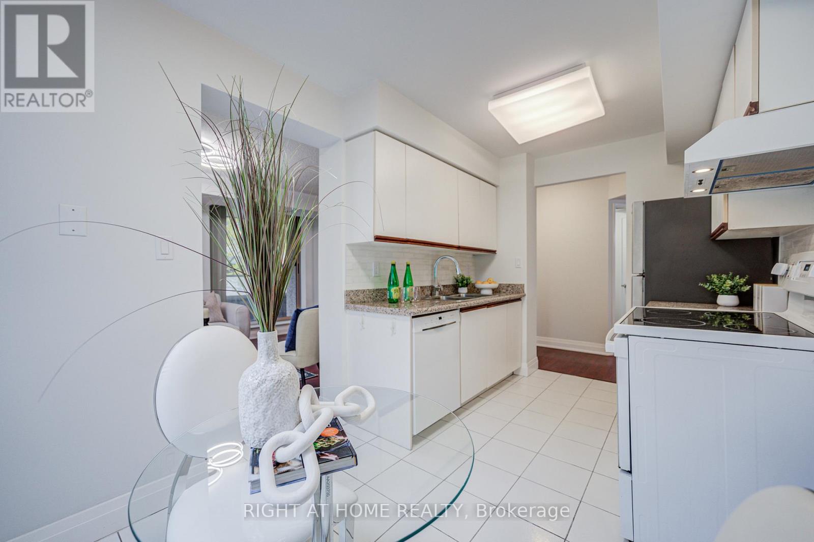 207 - 35 Empress Avenue, Toronto (willowdale East), Ontario