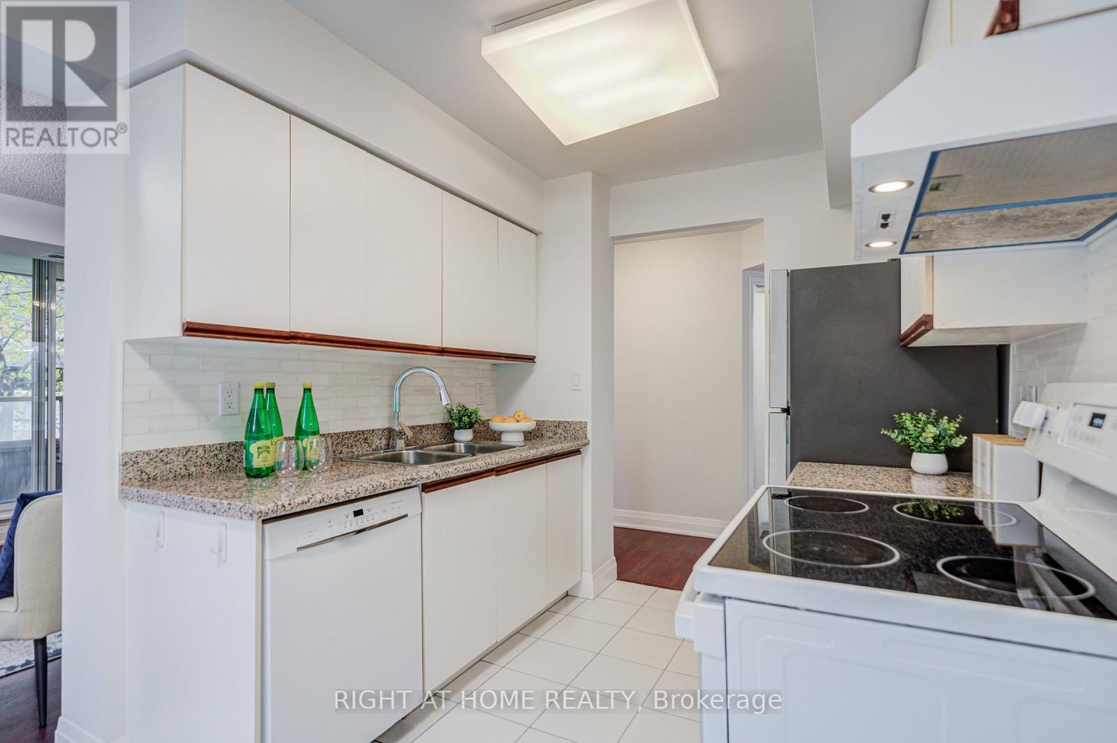 207 - 35 Empress Avenue, Toronto (willowdale East), Ontario