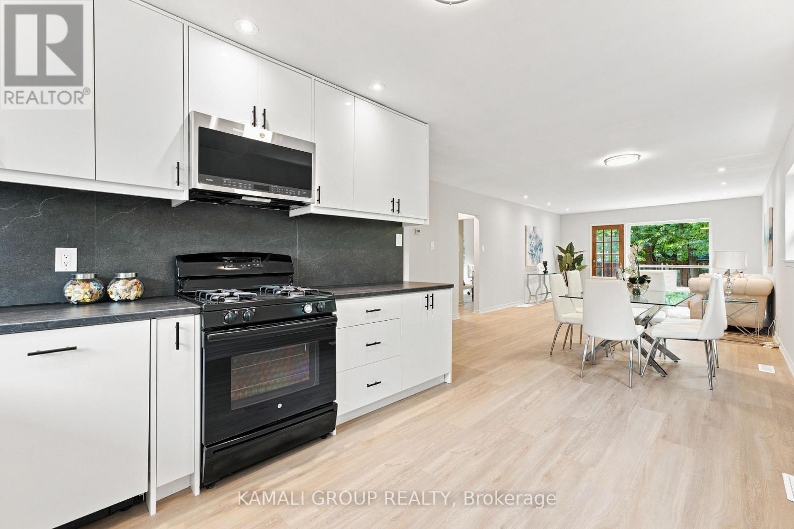23 Greenwin Village Road, Toronto (newtonbrook West), Ontario