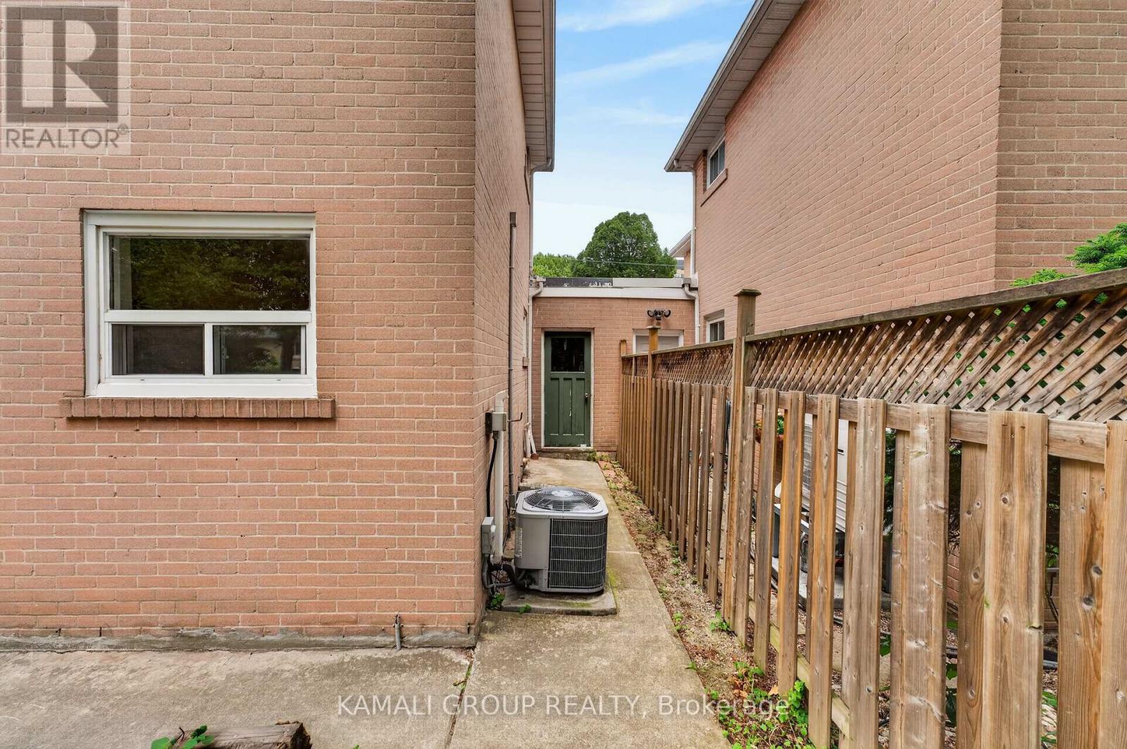 23 Greenwin Village Road, Toronto (newtonbrook West), Ontario