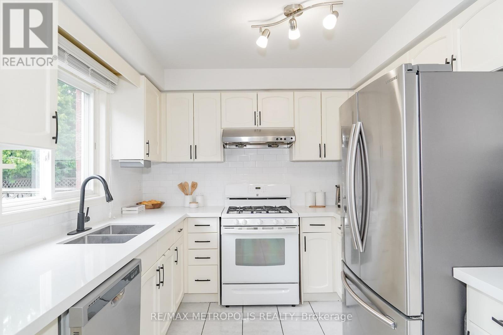 646 Walpole Crescent, Newmarket (stonehaven-wyndham), Ontario