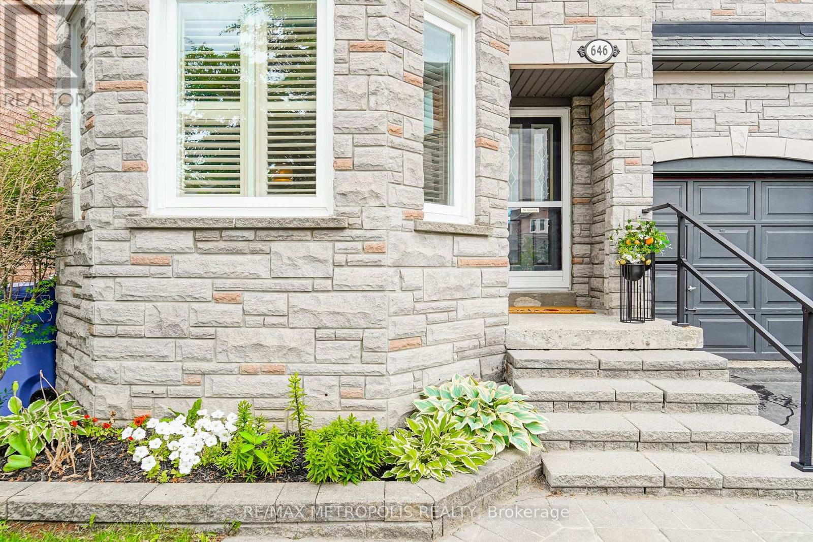 646 Walpole Crescent, Newmarket (stonehaven-wyndham), Ontario