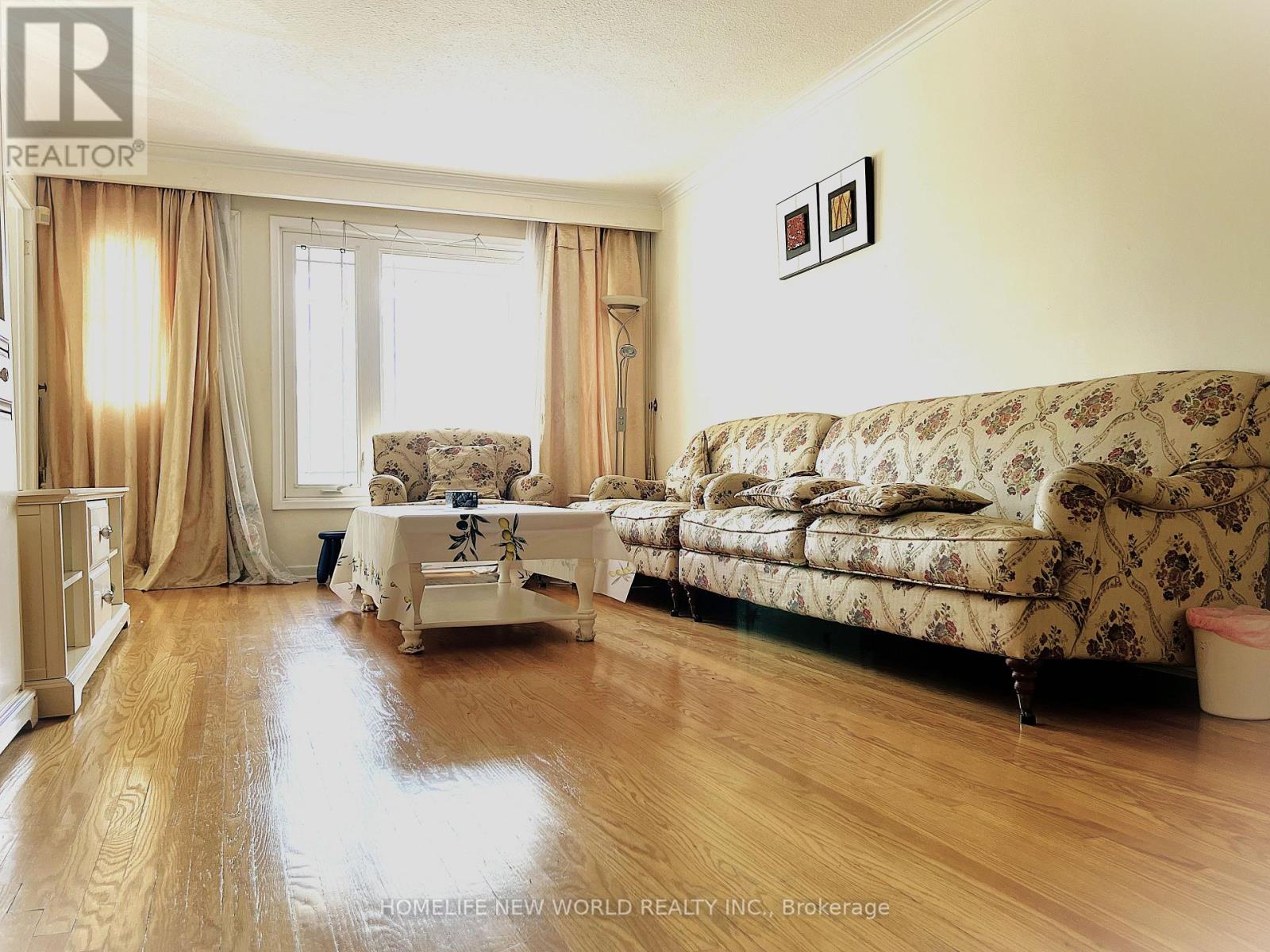 28 Greyhound Drive, Toronto (bayview Woods-steeles), Ontario