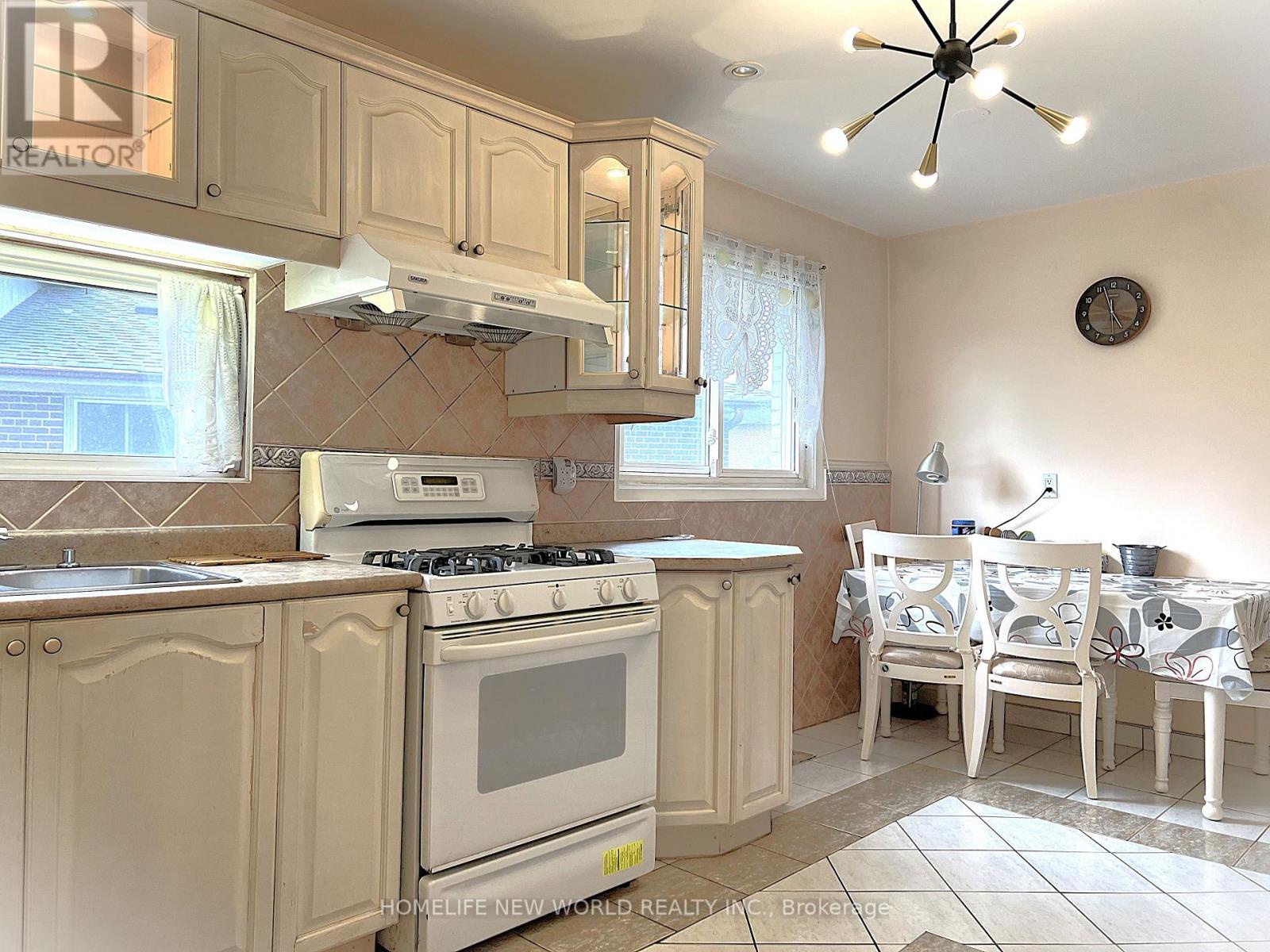 28 Greyhound Drive, Toronto (bayview Woods-steeles), Ontario