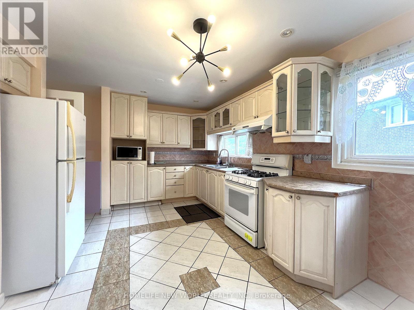 28 Greyhound Drive, Toronto (bayview Woods-steeles), Ontario