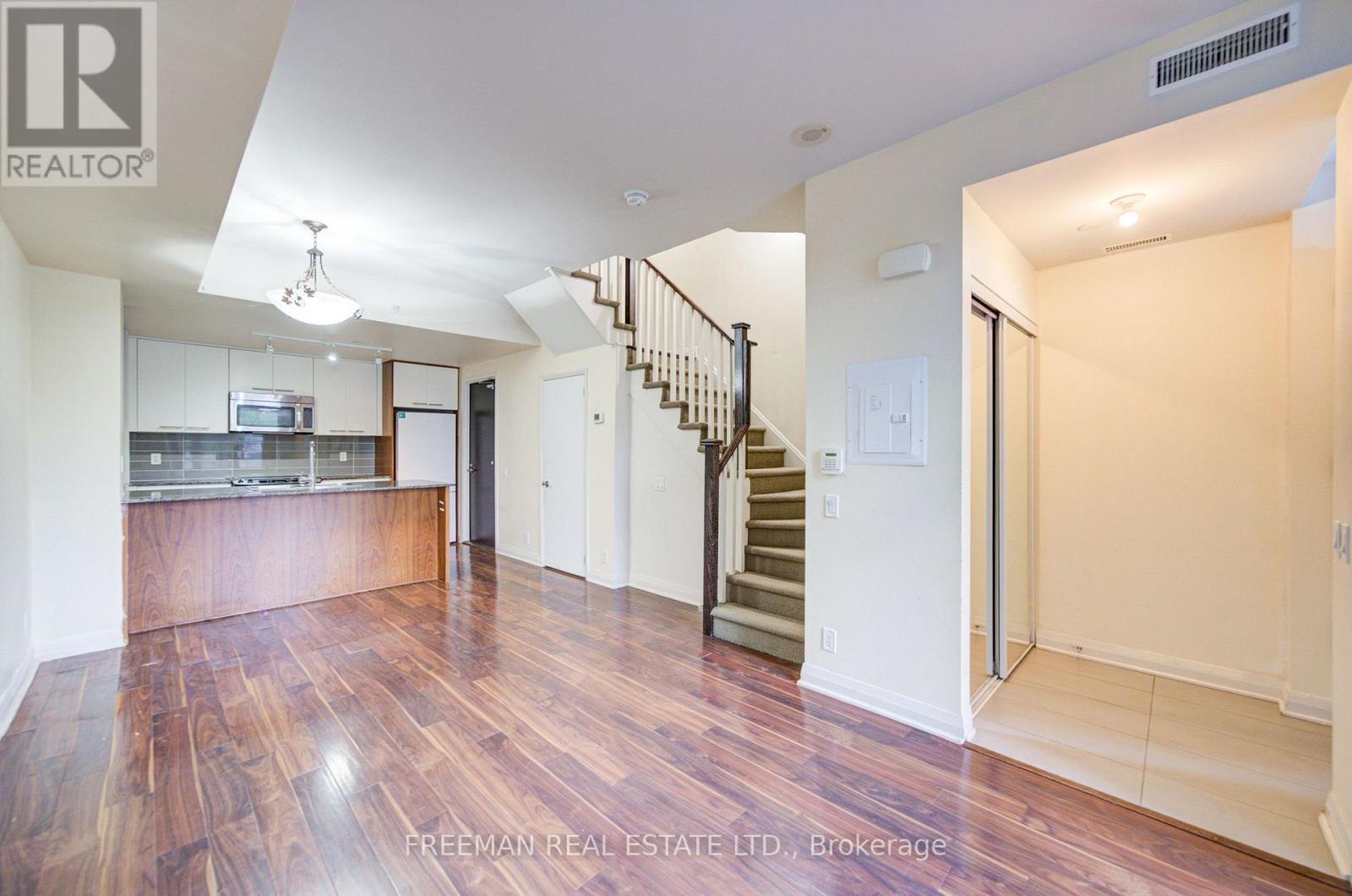 Th108 - 5 Valhalla Inn Road, Toronto (islington-city Centre West), Ontario