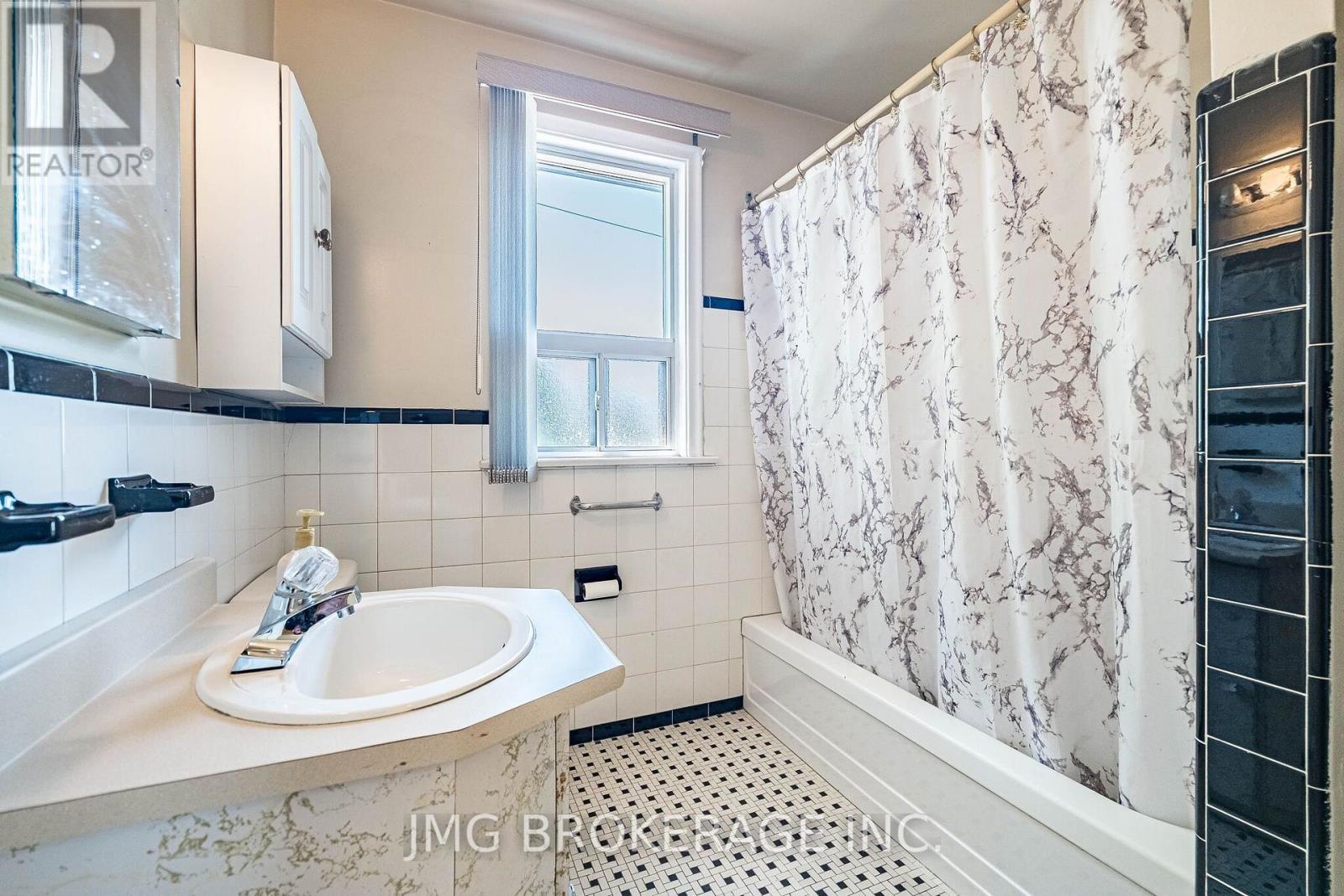 53 Foxrun Avenue, Toronto (downsview-roding-cfb), Ontario