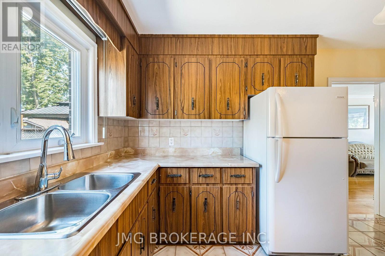 53 Foxrun Avenue, Toronto (downsview-roding-cfb), Ontario