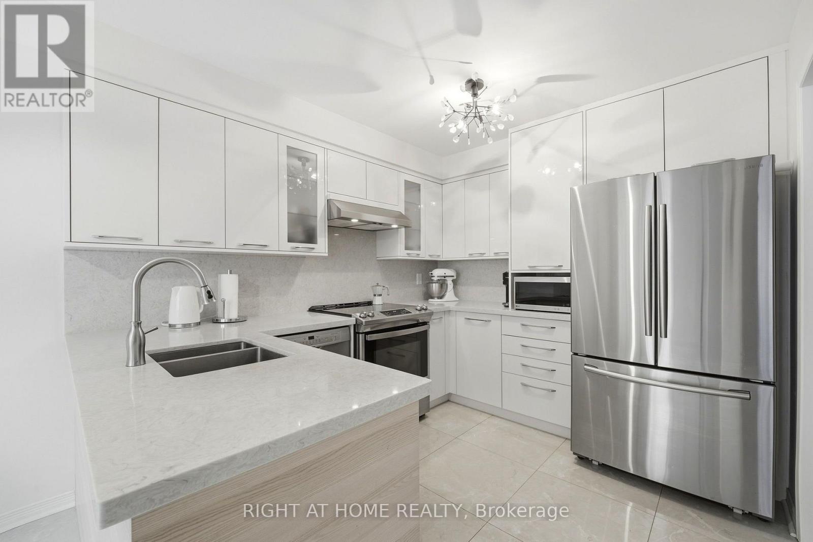 2 - 23 West Deane Park Drive, Toronto (eringate-centennial-west Deane), Ontario