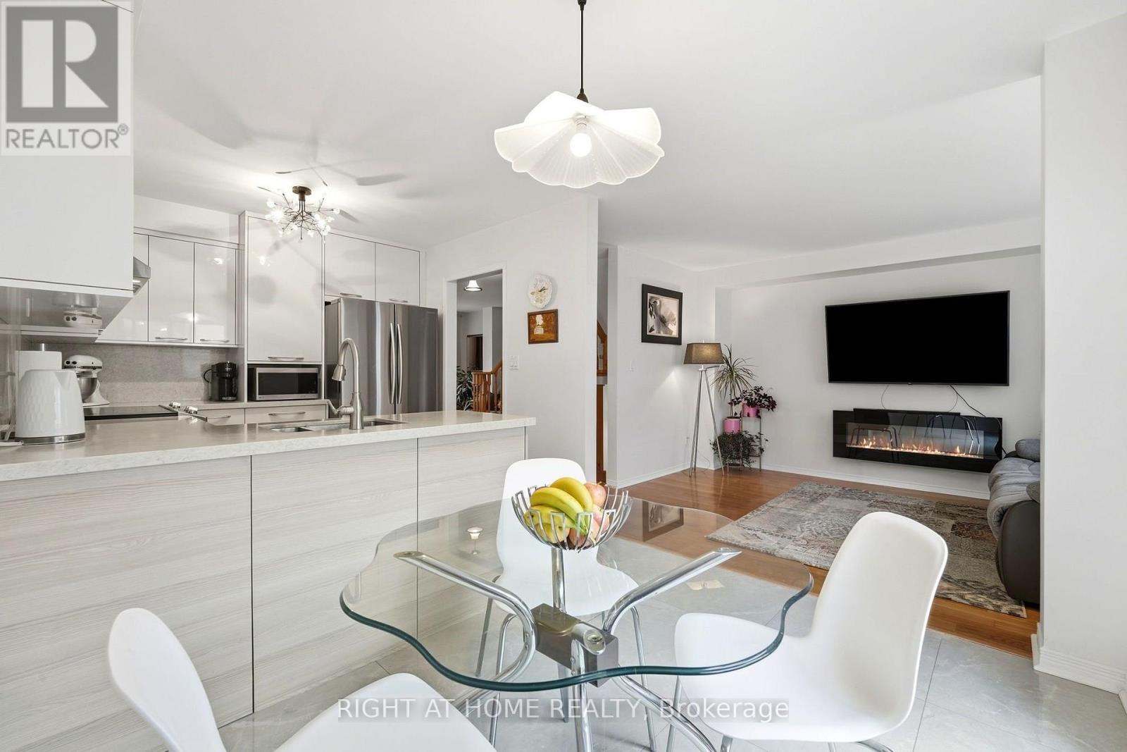 2 - 23 West Deane Park Drive, Toronto (eringate-centennial-west Deane), Ontario