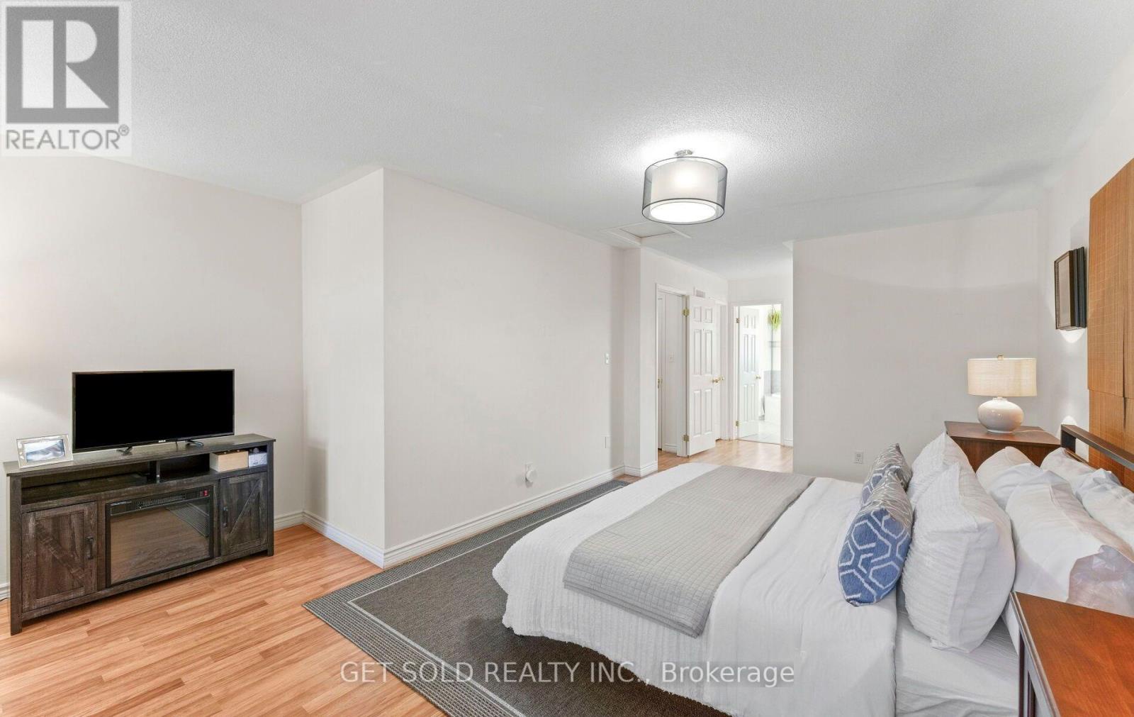 33 Sergio Marchi Street, Toronto (downsview-roding-cfb), Ontario