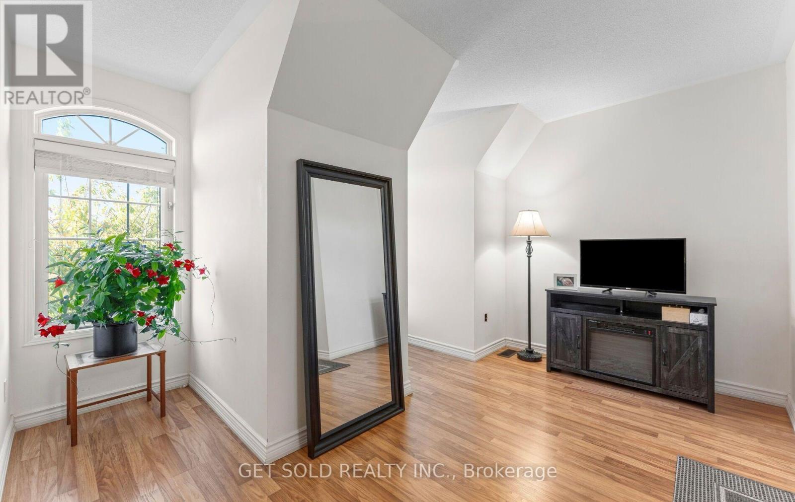 33 Sergio Marchi Street, Toronto (downsview-roding-cfb), Ontario