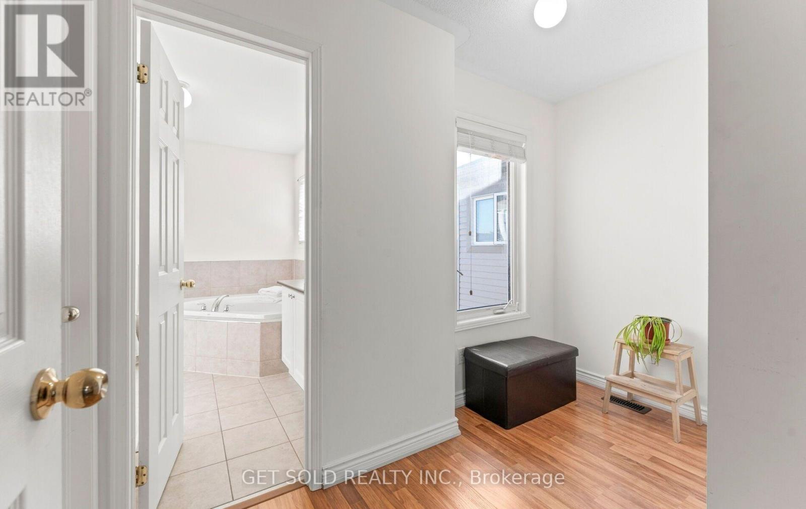 33 Sergio Marchi Street, Toronto (downsview-roding-cfb), Ontario
