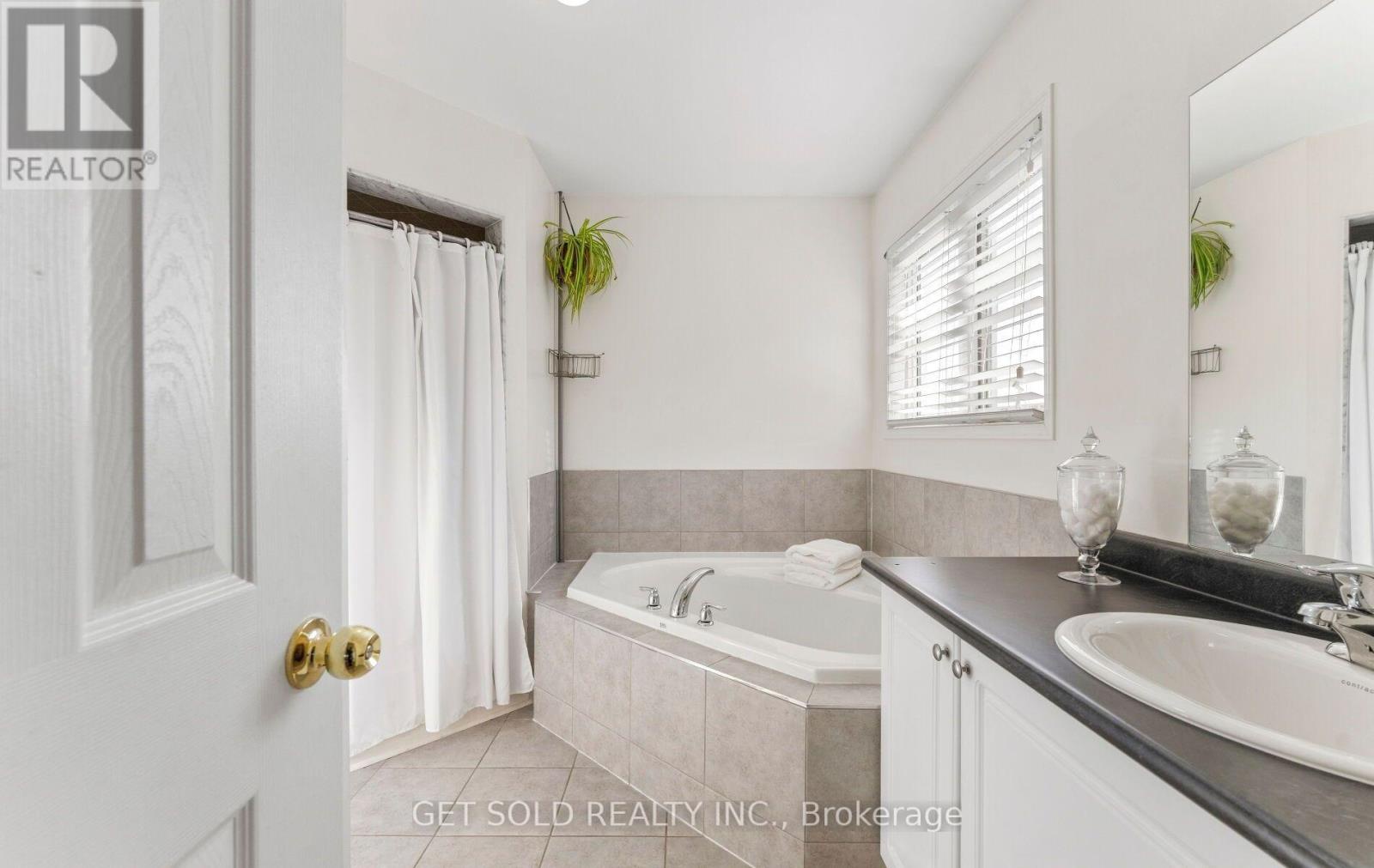 33 Sergio Marchi Street, Toronto (downsview-roding-cfb), Ontario