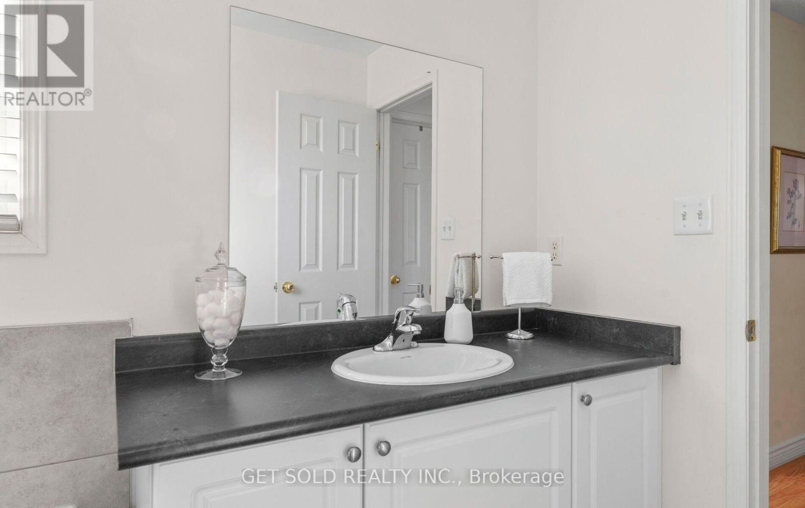 33 Sergio Marchi Street, Toronto (downsview-roding-cfb), Ontario