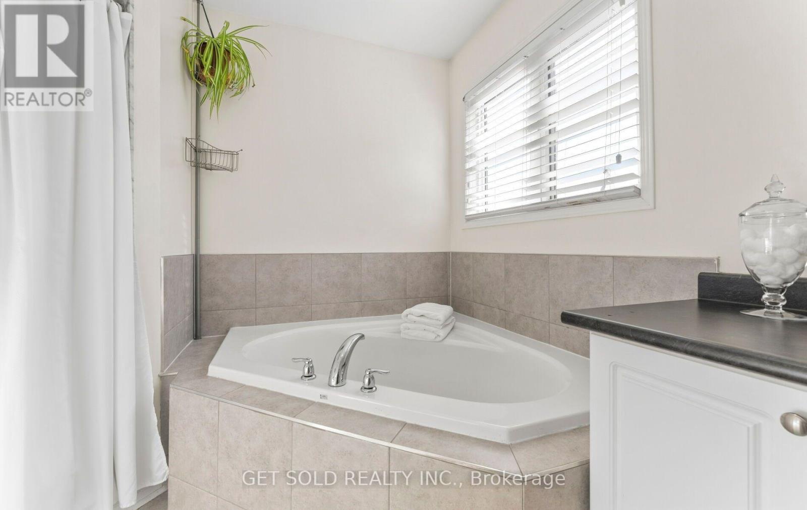 33 Sergio Marchi Street, Toronto (downsview-roding-cfb), Ontario