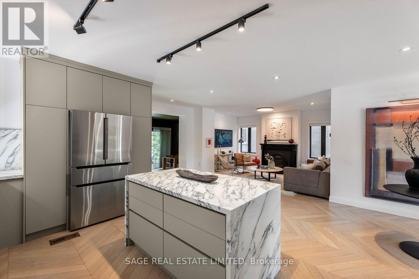 6 Westrose Avenue, Toronto (kingsway South), Ontario