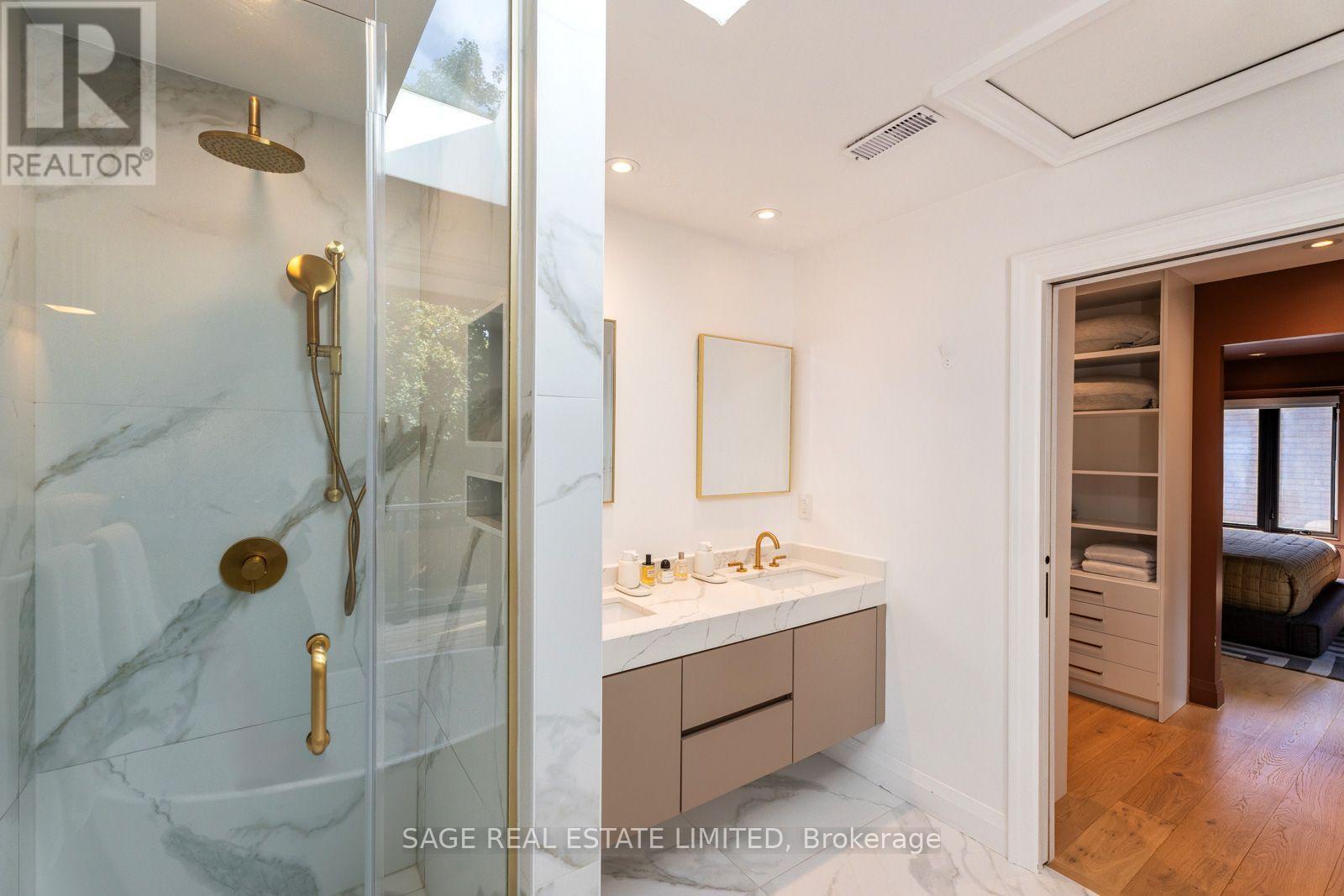 6 Westrose Avenue, Toronto (kingsway South), Ontario