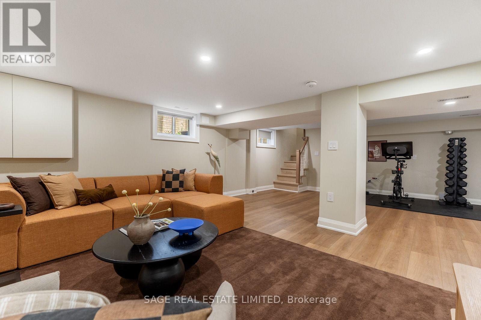 6 Westrose Avenue, Toronto (kingsway South), Ontario