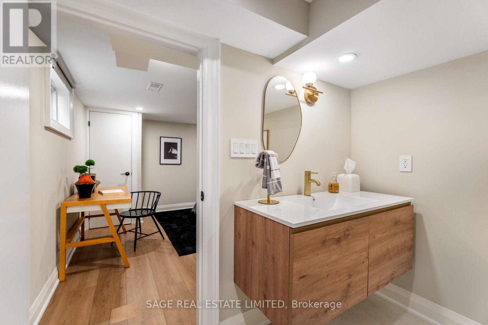 6 Westrose Avenue, Toronto (kingsway South), Ontario