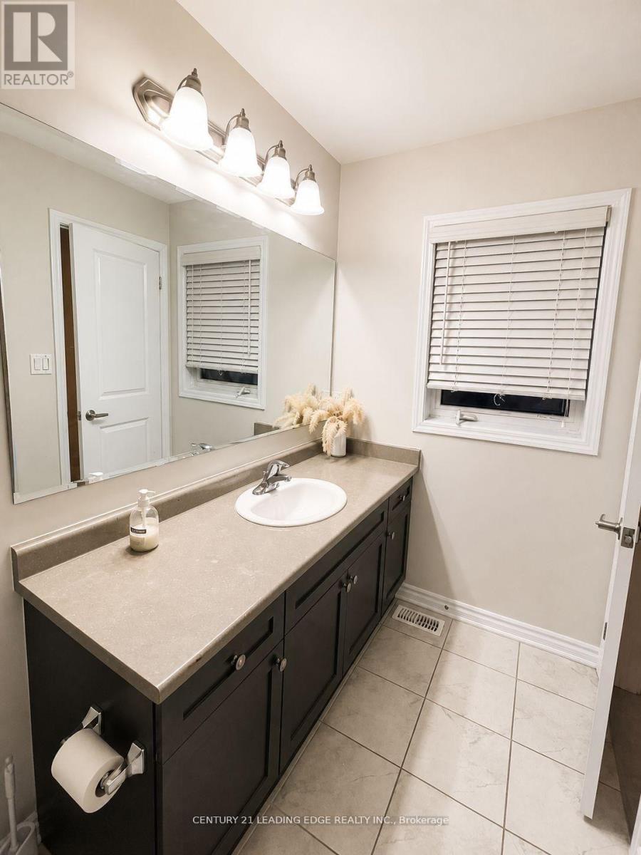 5 Fusilier Drive, Toronto (clairlea-birchmount), Ontario