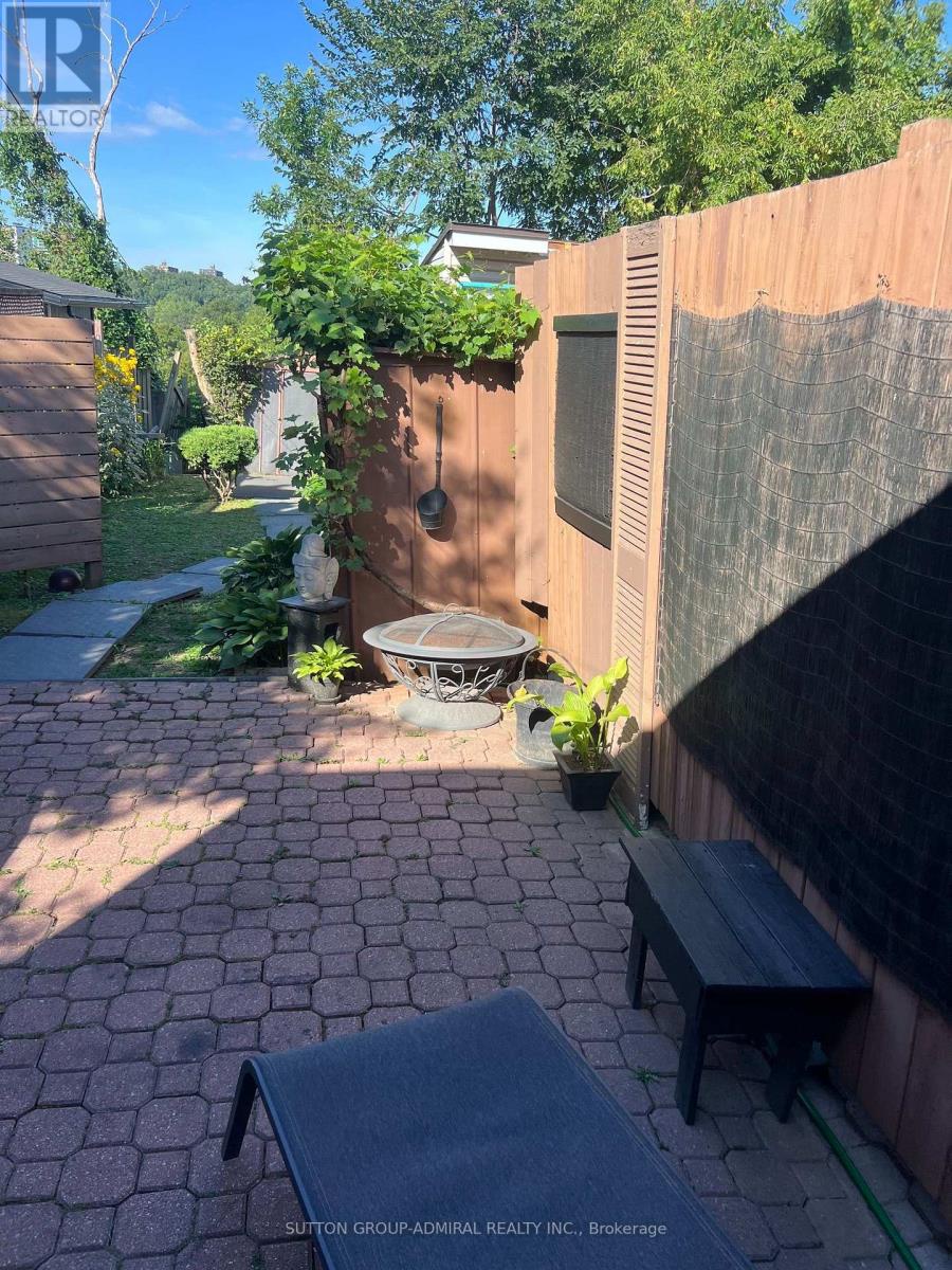 128 Spears Street, Toronto (rockcliffe-smythe), Ontario