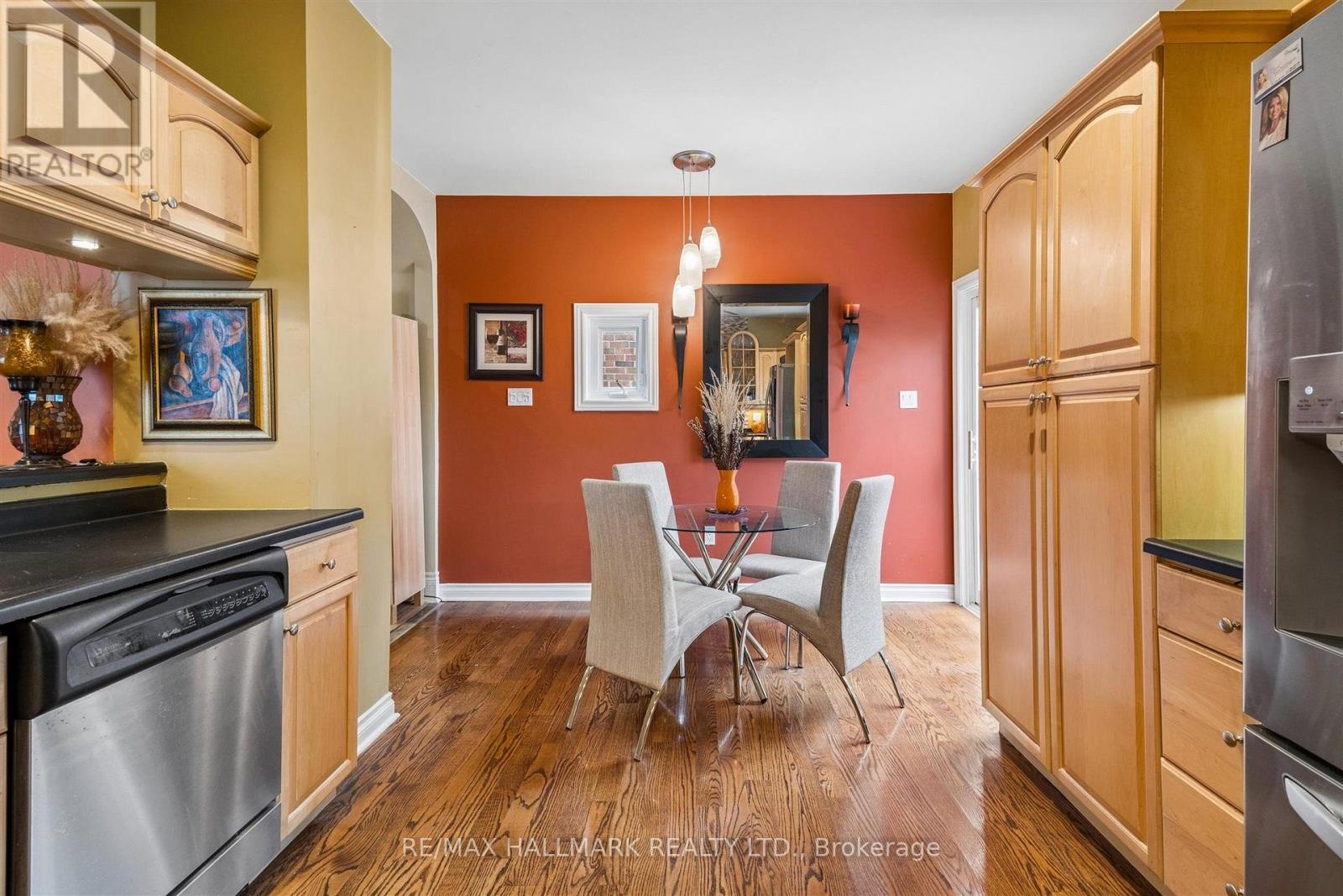 9 Savoy Avenue, Toronto (woodbine-lumsden), Ontario