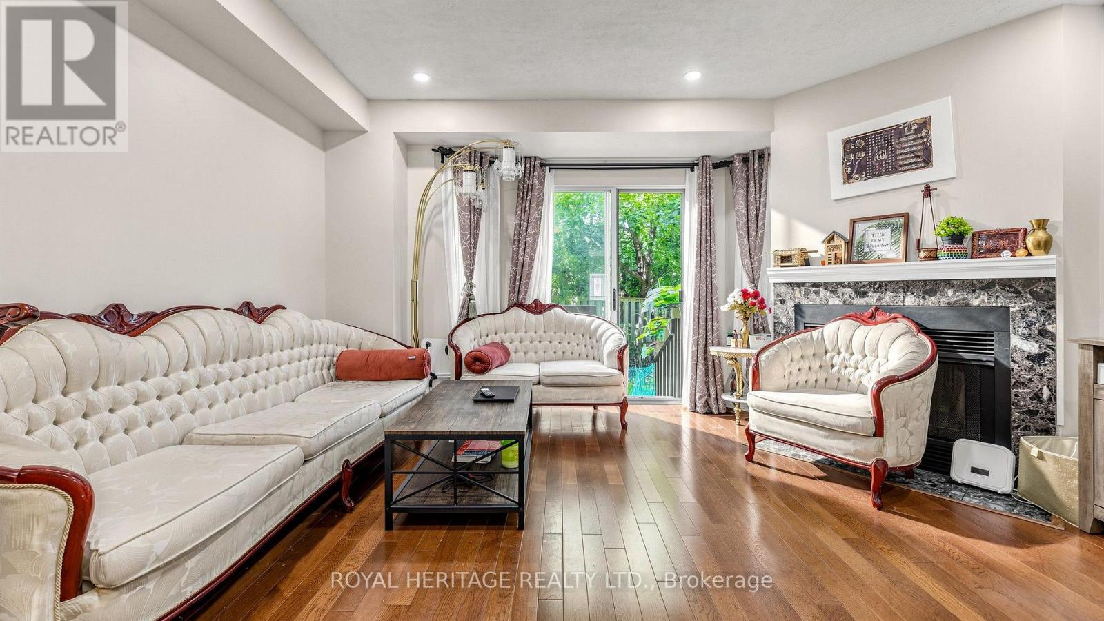 Th 19 - 2472 Eglinton Avenue E, Toronto (eglinton East), Ontario