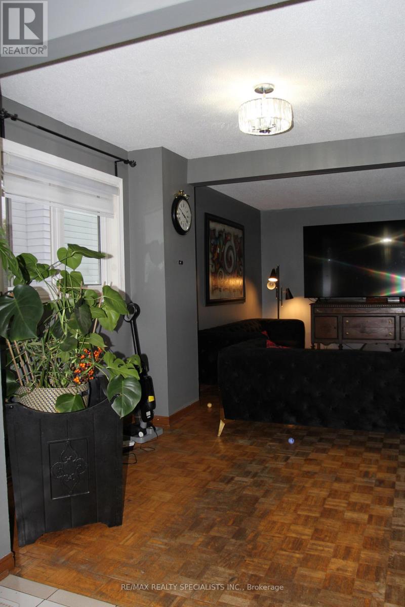 31 Laburnham Avenue, Toronto (long Branch), Ontario