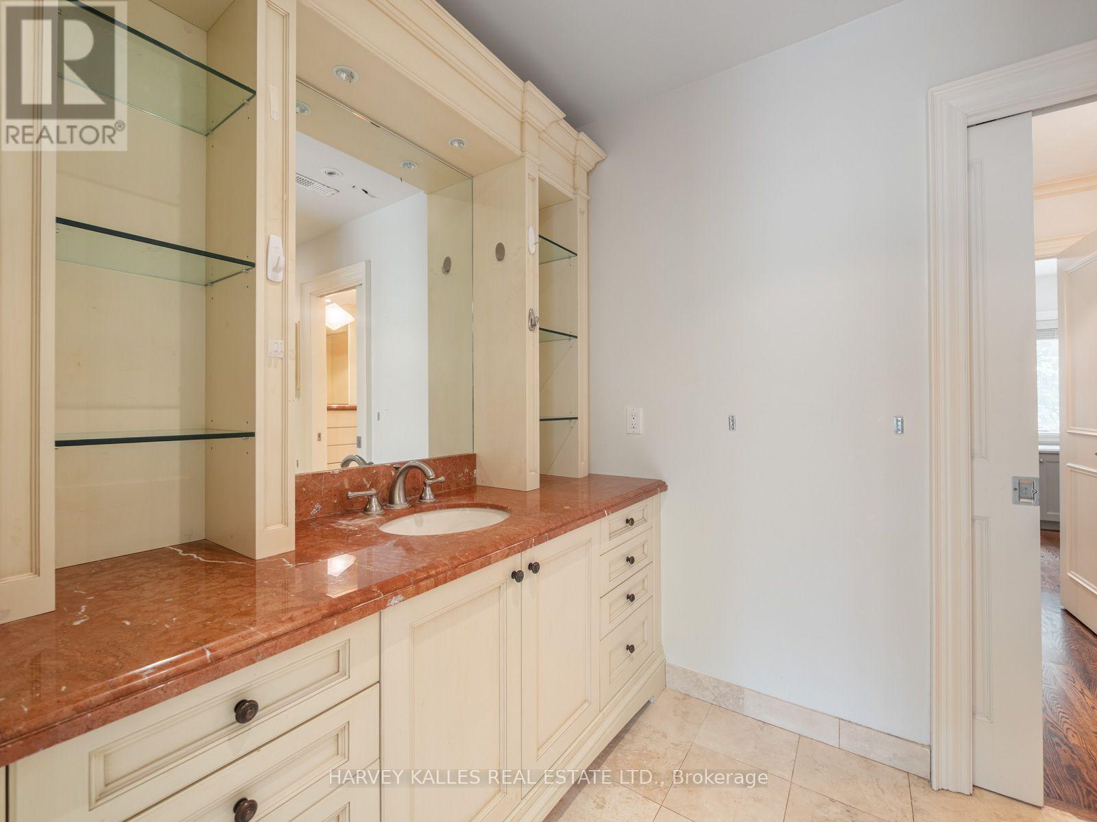 67 Warren Road, Toronto (casa Loma), Ontario