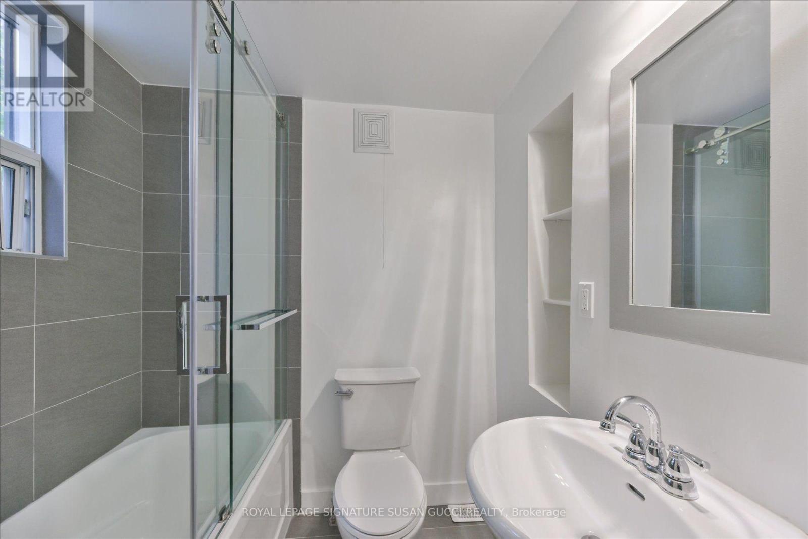 233 Cedarvale Avenue, Toronto (woodbine-lumsden), Ontario