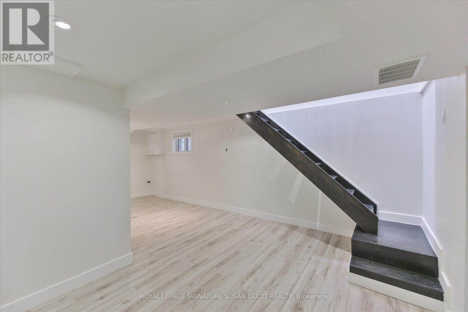 233 Cedarvale Avenue, Toronto (woodbine-lumsden), Ontario