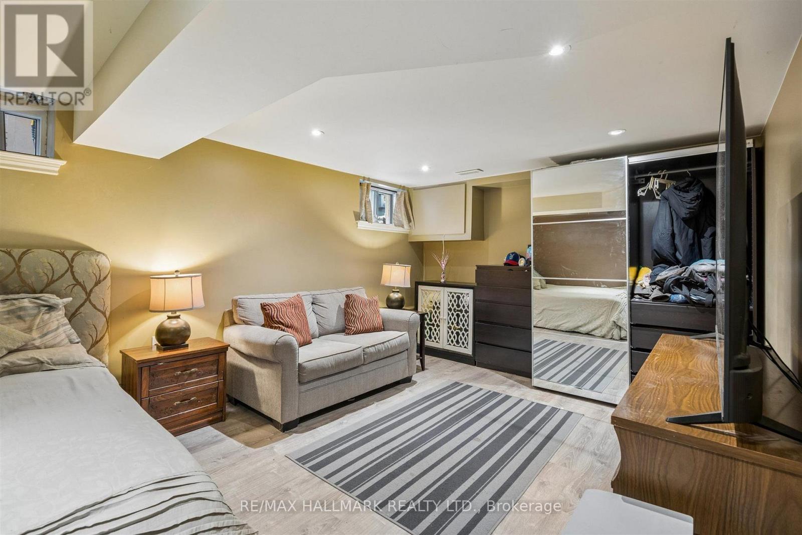 9 Savoy Avenue, Toronto (woodbine-lumsden), Ontario
