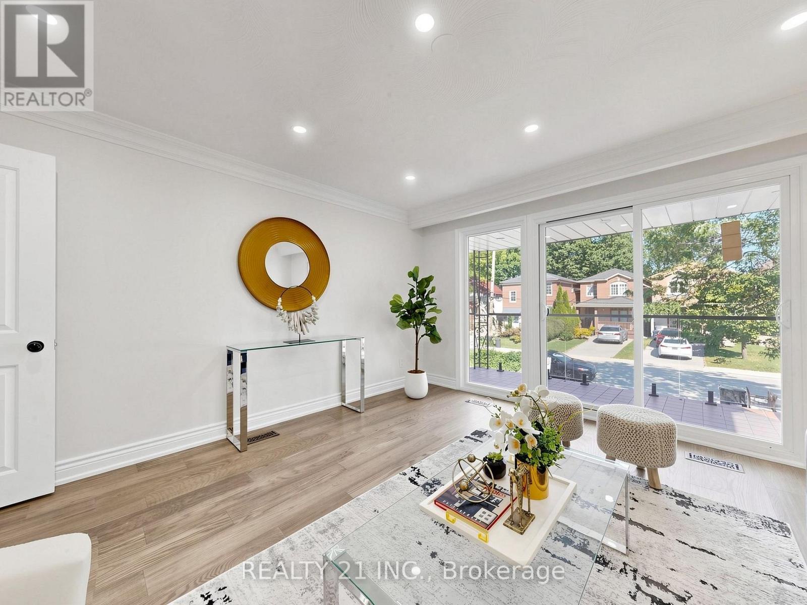 120 Queensbury Avenue, Toronto (birchcliffe-cliffside), Ontario