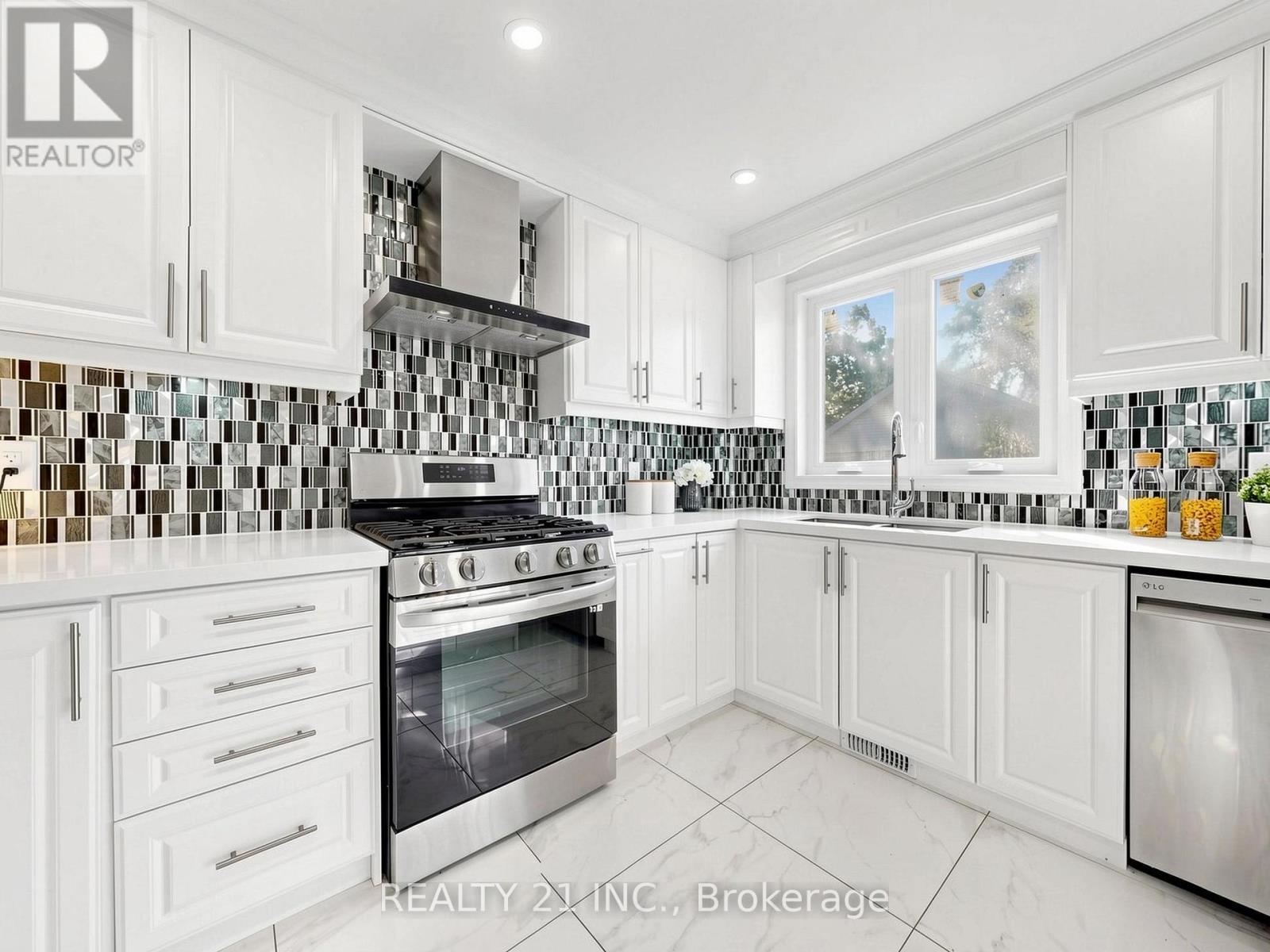 120 Queensbury Avenue, Toronto (birchcliffe-cliffside), Ontario