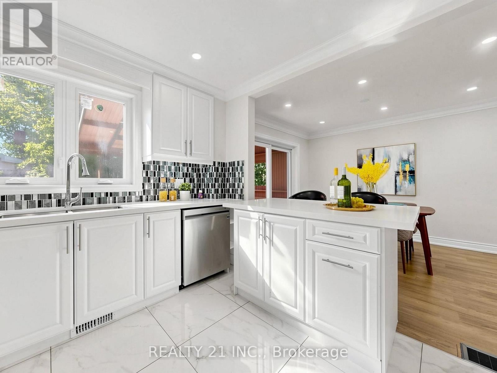 120 Queensbury Avenue, Toronto (birchcliffe-cliffside), Ontario