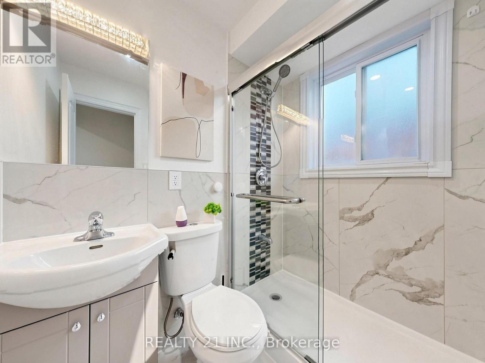 120 Queensbury Avenue, Toronto (birchcliffe-cliffside), Ontario