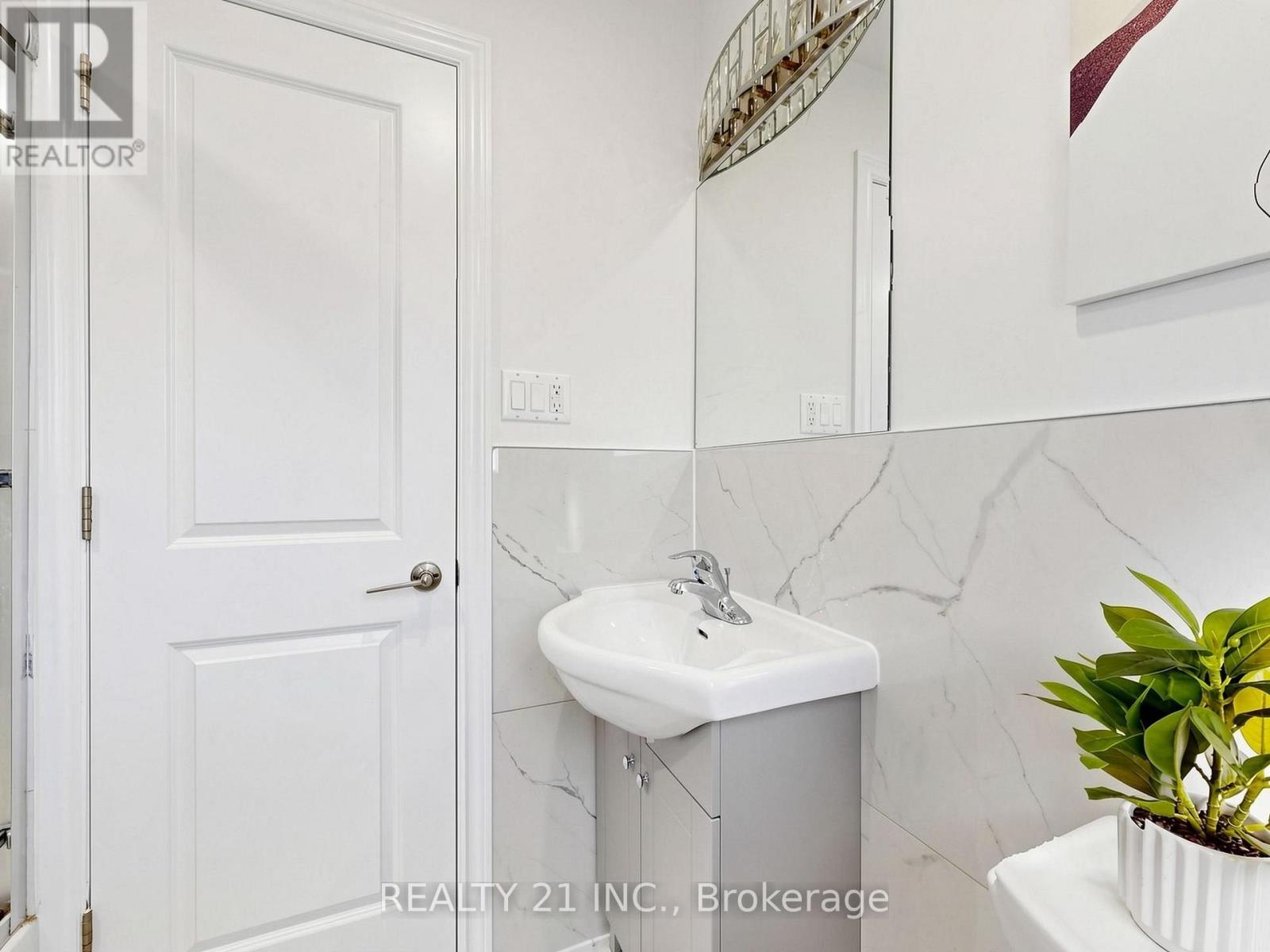 120 Queensbury Avenue, Toronto (birchcliffe-cliffside), Ontario