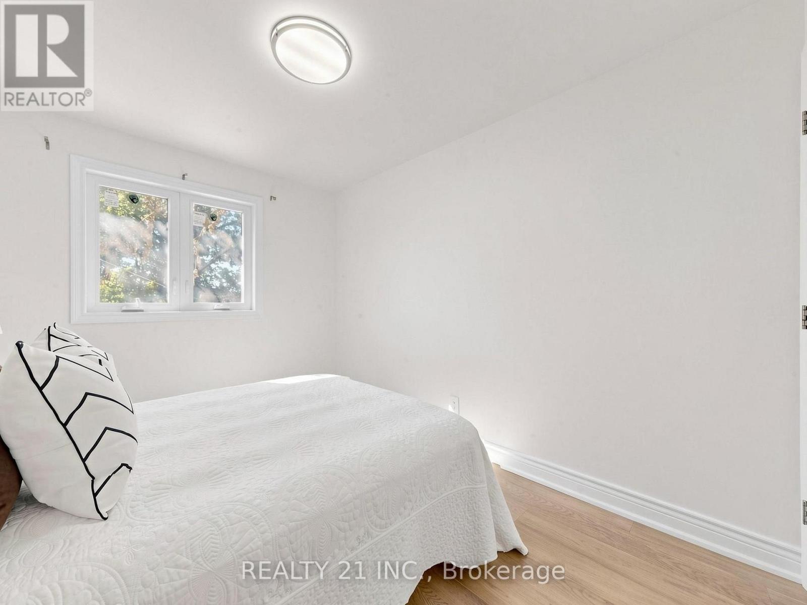 120 Queensbury Avenue, Toronto (birchcliffe-cliffside), Ontario