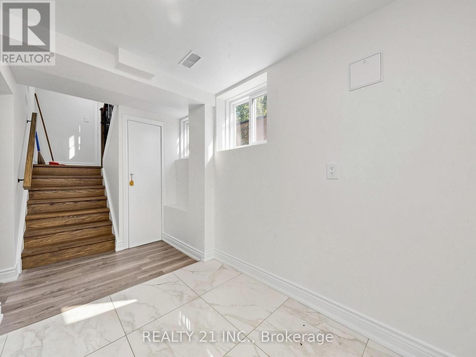 120 Queensbury Avenue, Toronto (birchcliffe-cliffside), Ontario