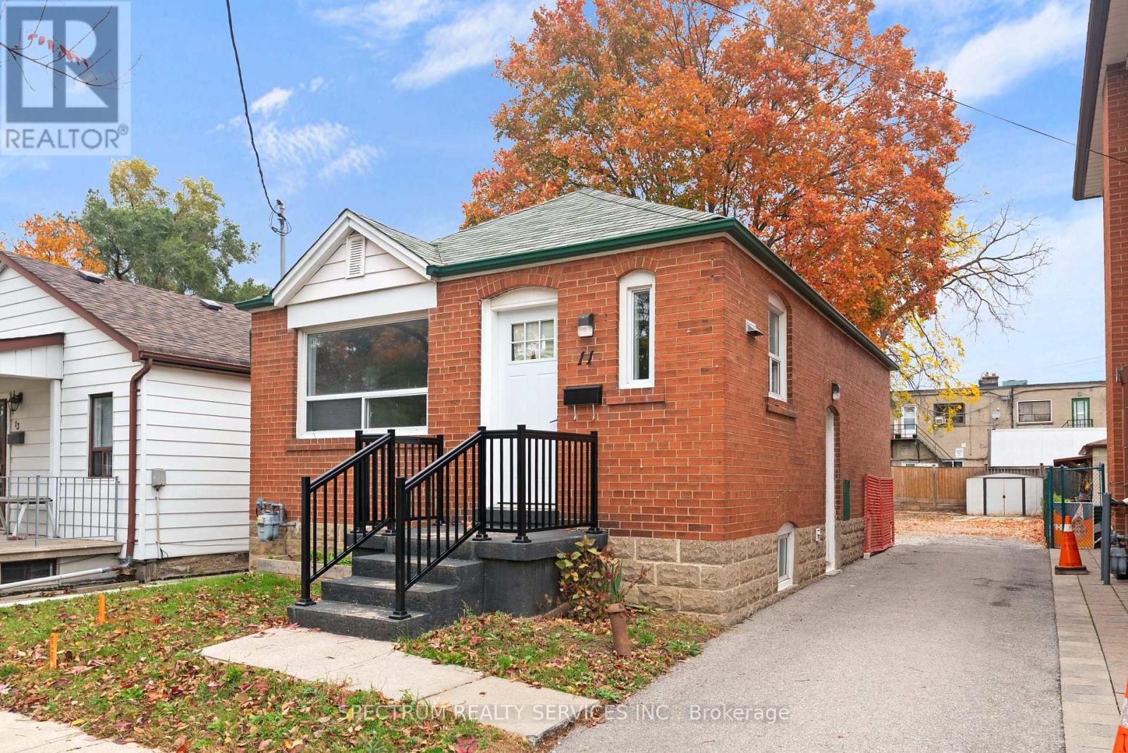 11 Vimy Avenue, Toronto (weston), Ontario