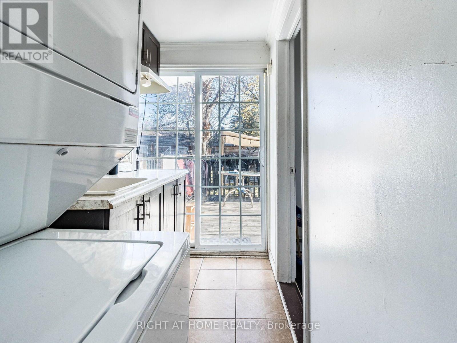 97 Twenty Ninth Street, Toronto (long Branch), Ontario