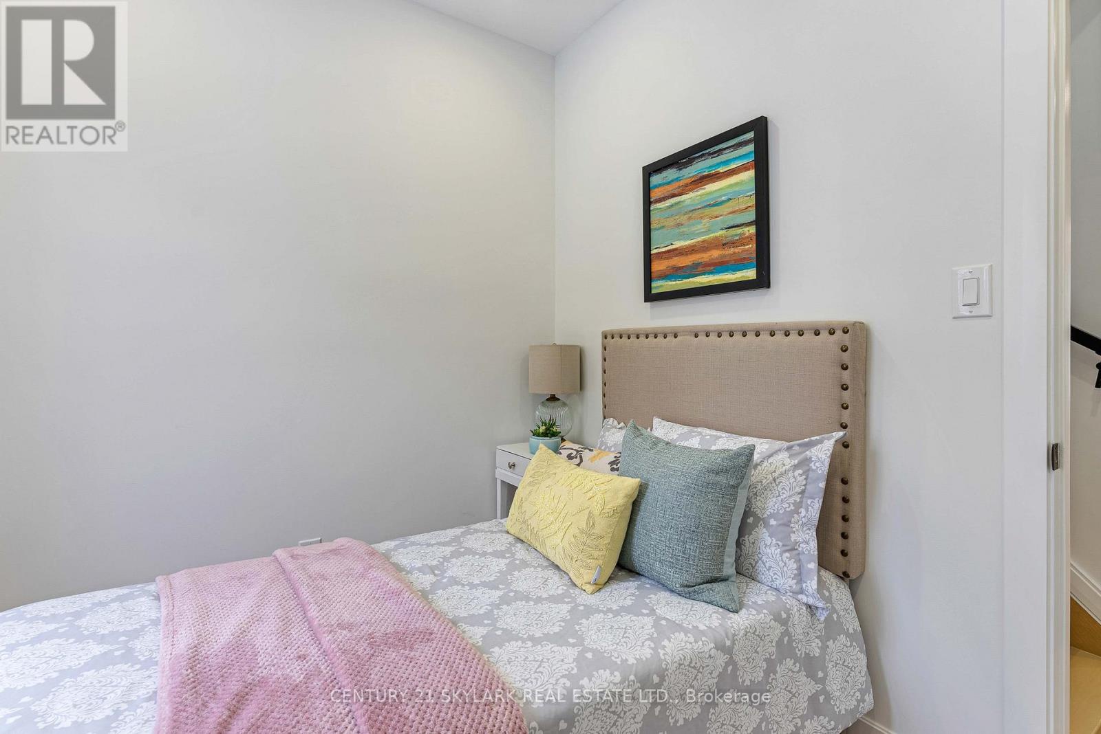 208 Gainsborough Road, Toronto (woodbine Corridor), Ontario