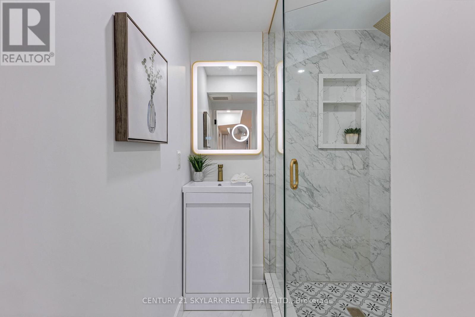 208 Gainsborough Road, Toronto (woodbine Corridor), Ontario